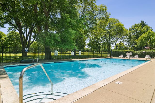 250 W Parliament Place 216, Mount Prospect, IL 60056