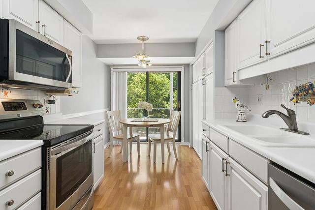 250 W Parliament Place 216, Mount Prospect, IL 60056