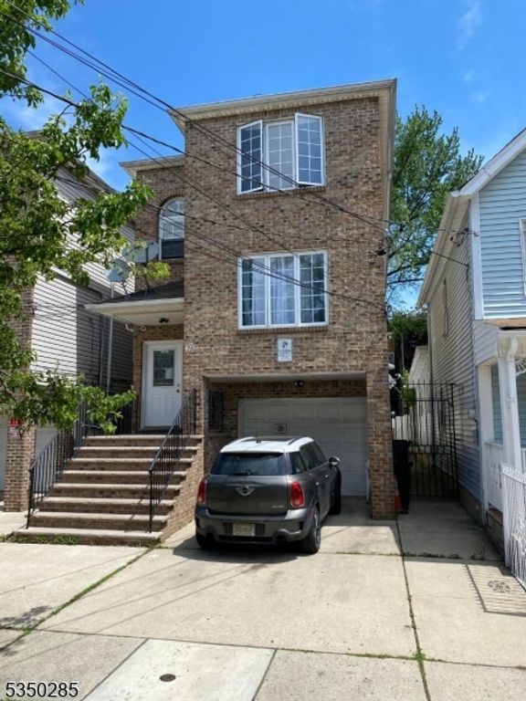 425 Fulton St, Elizabeth City, NJ 07206