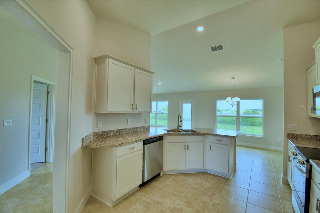 Image 5 of property listing at 4607 CALAMINT LANE, Auburndale, FL 33823
