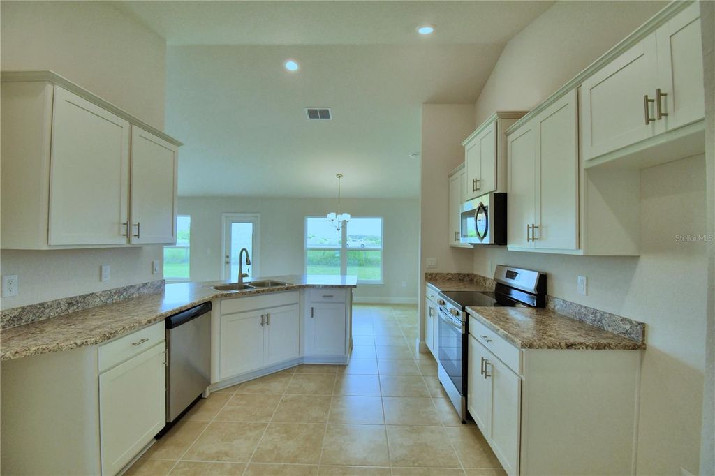 Image 6 of property listing at 4607 CALAMINT LANE, Auburndale, FL 33823