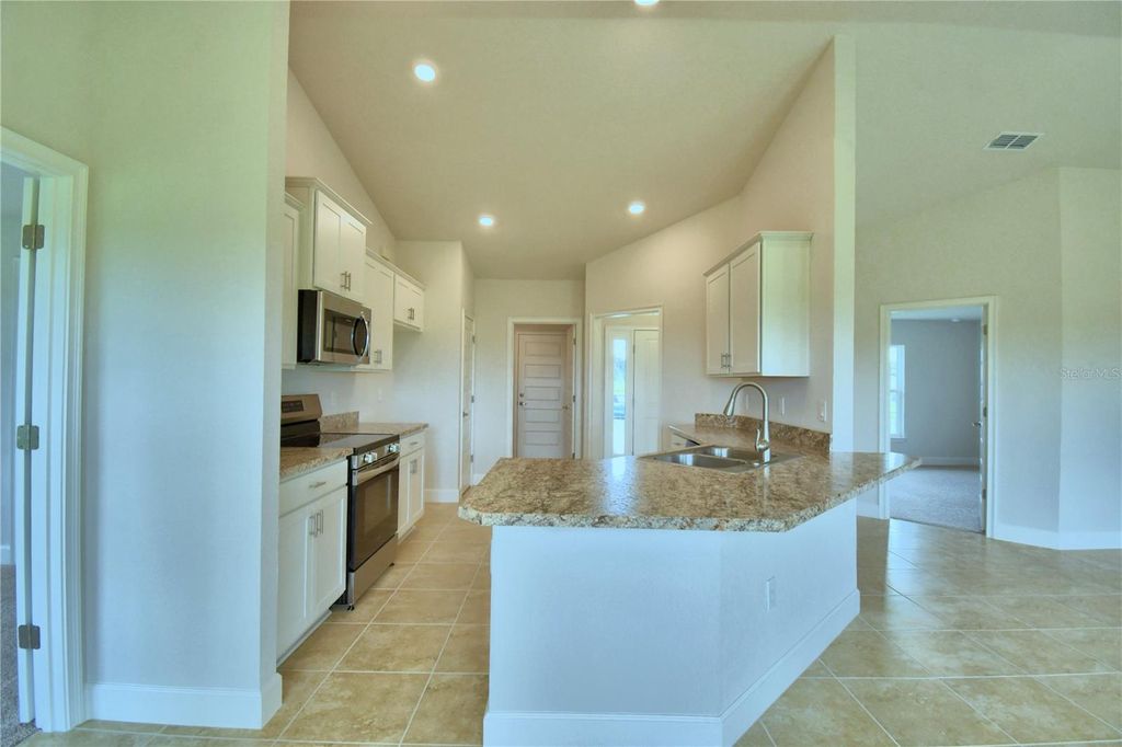 Image 7 of property listing at 4607 CALAMINT LANE, Auburndale, FL 33823