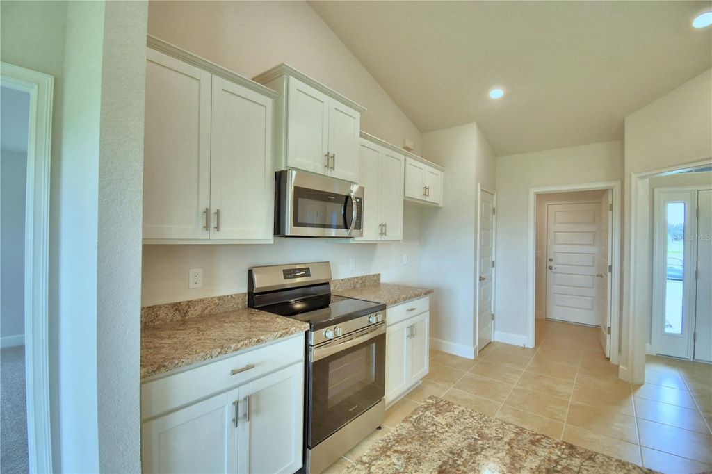 Image 8 of property listing at 4607 CALAMINT LANE, Auburndale, FL 33823