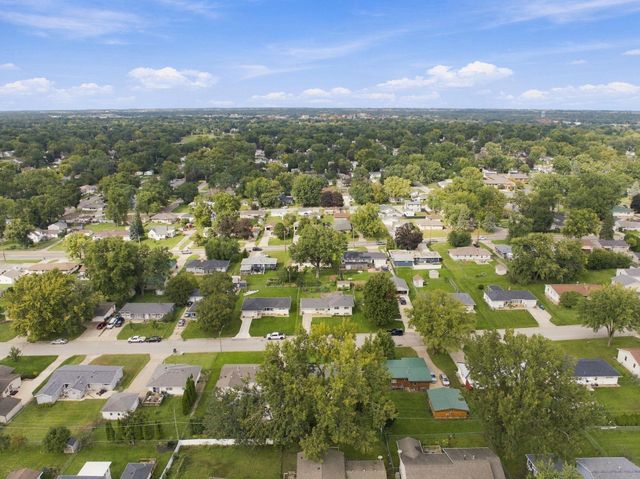1156 Lindner Drive, Waterloo, IA 50702