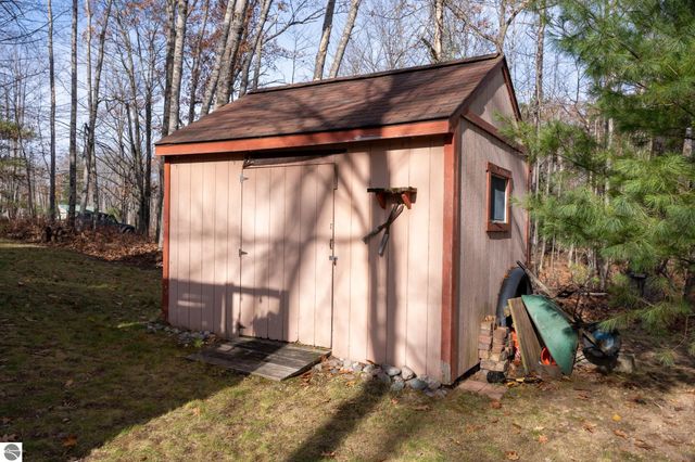 4553 S Paradise, Merritt, MI 49667