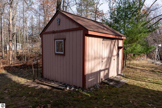 4553 S Paradise, Merritt, MI 49667