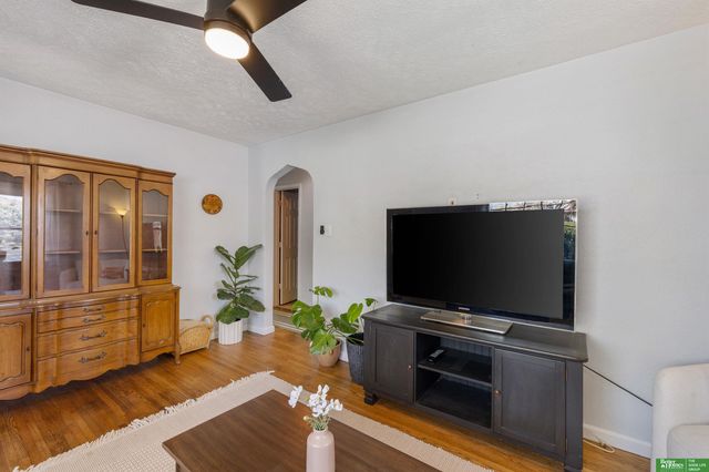 6199 Walnut Street, Omaha, NE 68106