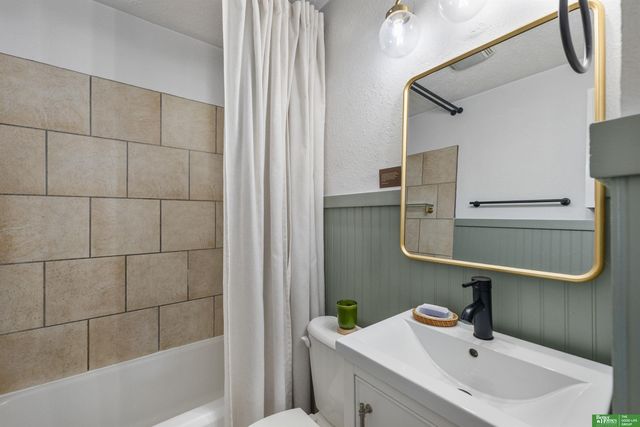 6199 Walnut Street, Omaha, NE 68106