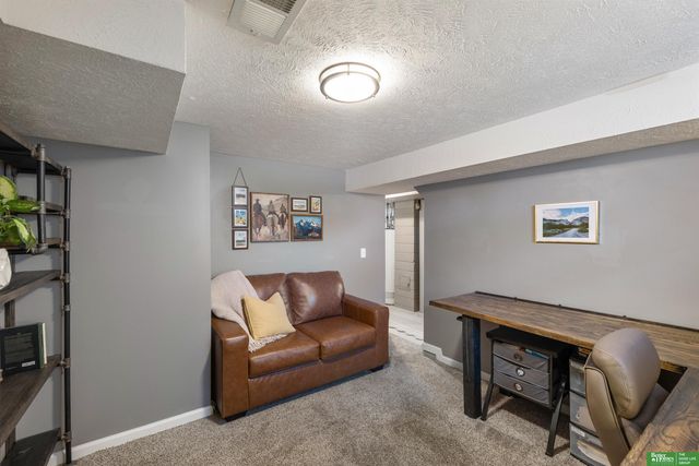 6199 Walnut Street, Omaha, NE 68106