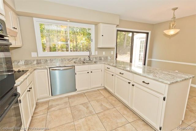 7322 SANDY CREEK Lane, Bloomfield Charter Township, MI 48301