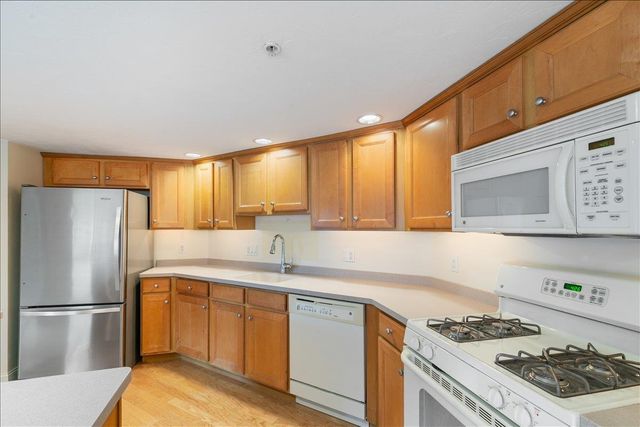 1 Sterling Hill Ln Apt 135, Exeter, NH 03833