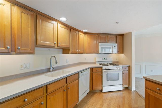 1 Sterling Hill Ln Apt 135, Exeter, NH 03833