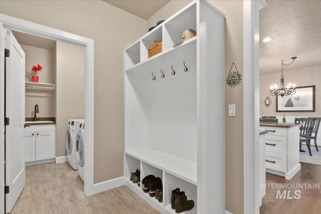 2453 N Birchgrove Ln, Boise, ID 83703