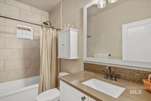 2453 N Birchgrove Ln, Boise, ID 83703