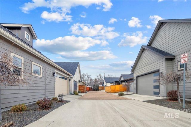 2453 N Birchgrove Ln, Boise, ID 83703