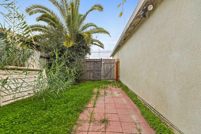 310 W F St, Turlock, CA 95380