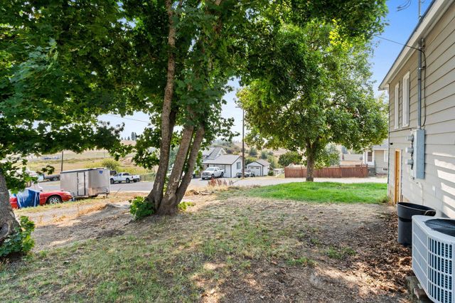 242 S Broadway St, Tekoa, WA 99033