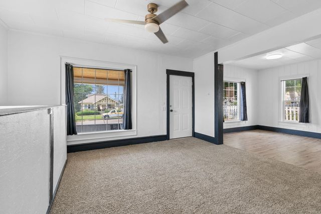 242 S Broadway St, Tekoa, WA 99033