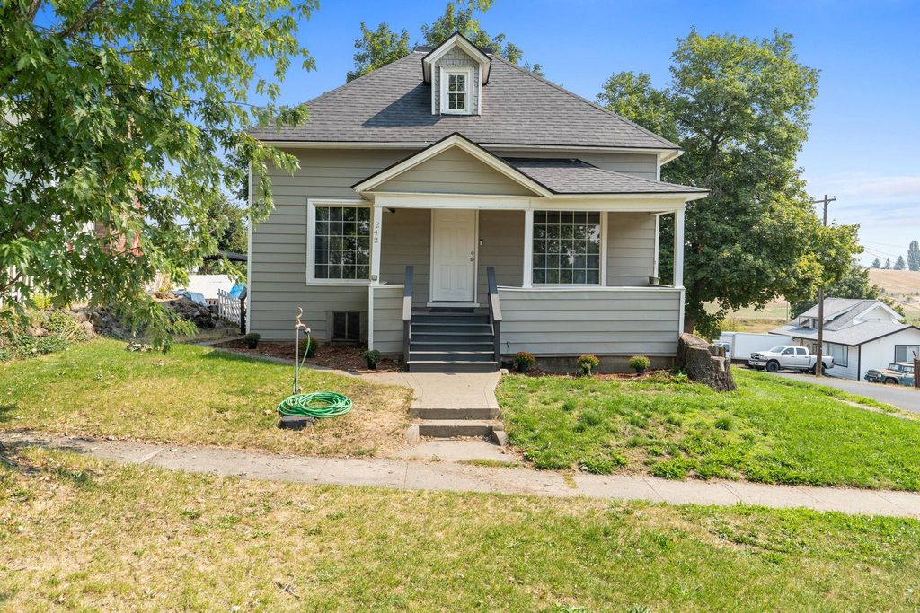 242 S Broadway St, Tekoa, WA 99033