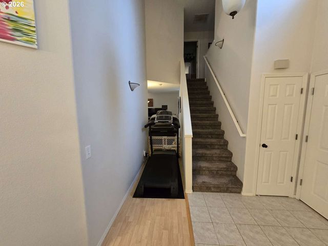 18928 HIGHLAND Dr, Oregon City, OR 97045