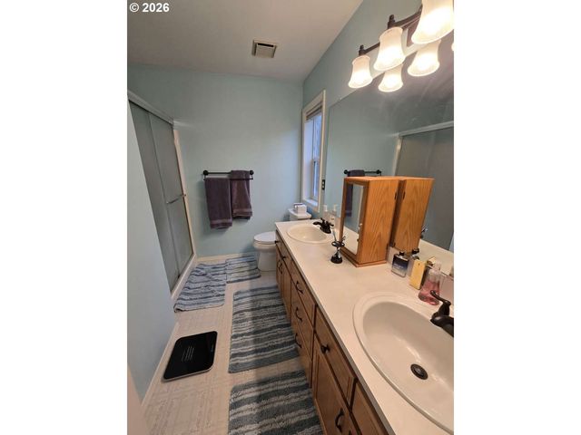 18928 HIGHLAND Dr, Oregon City, OR 97045