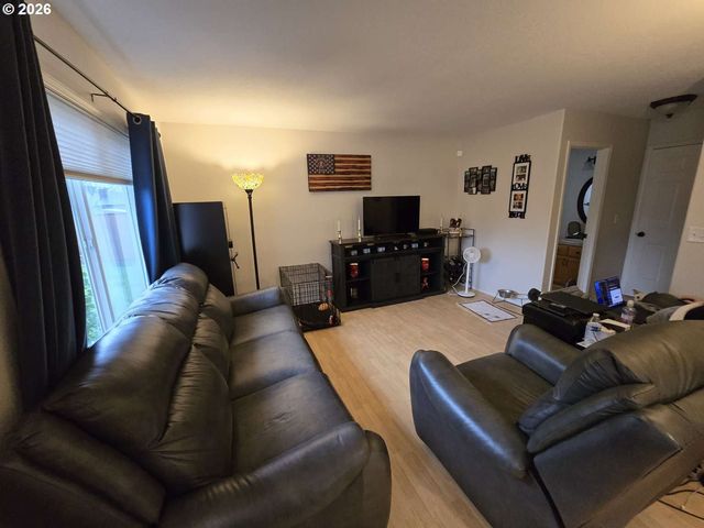 18928 HIGHLAND Dr, Oregon City, OR 97045