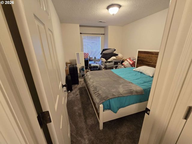 18928 HIGHLAND Dr, Oregon City, OR 97045