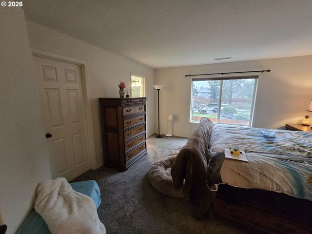 18928 HIGHLAND Dr, Oregon City, OR 97045