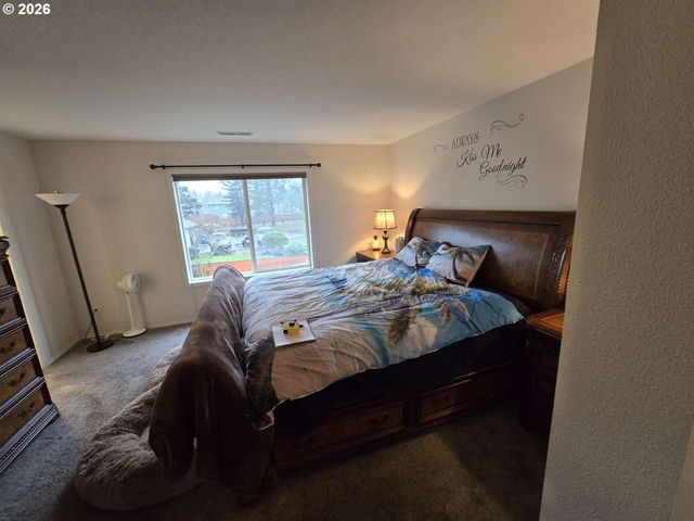 18928 HIGHLAND Dr, Oregon City, OR 97045