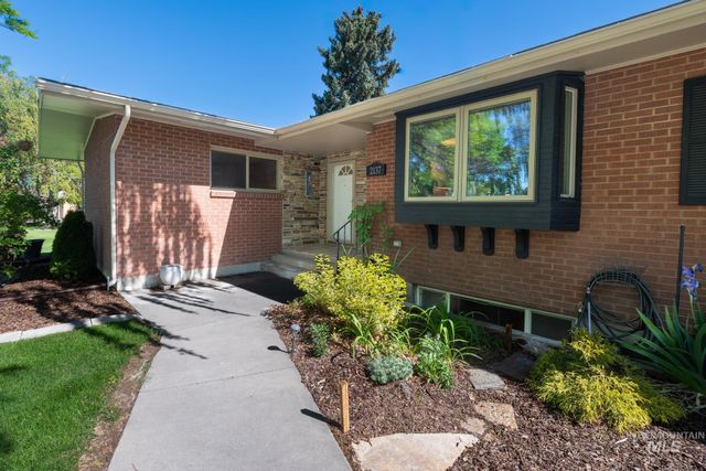2137 Hillcrest Drive, Twin Falls, ID 83301