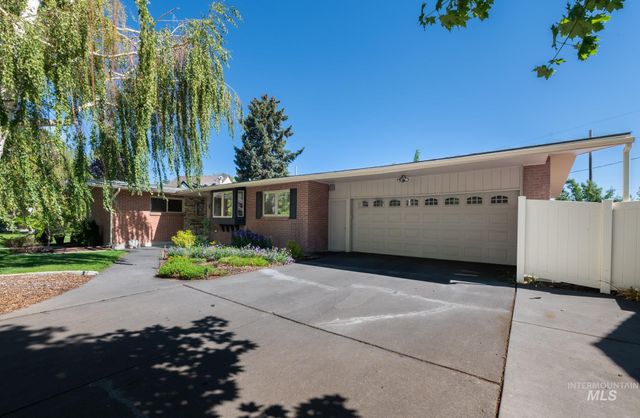 2137 Hillcrest Drive, Twin Falls, ID 83301
