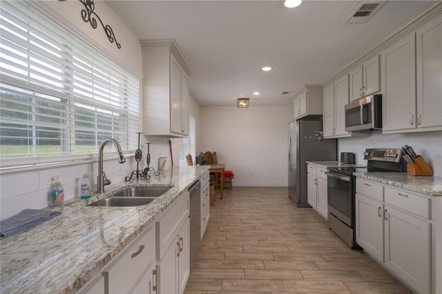 1905 Oak Springs RD, Kempner, TX 76539