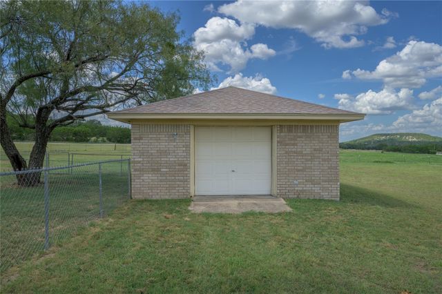 1905 Oak Springs RD, Kempner, TX 76539