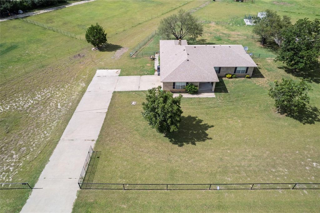 1905 Oak Springs RD, Kempner, TX 76539