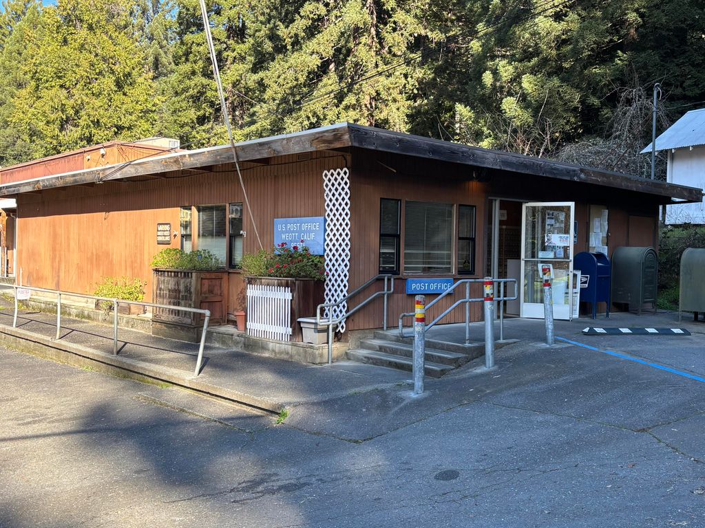 17 Maple Drive, Weott, CA 95571