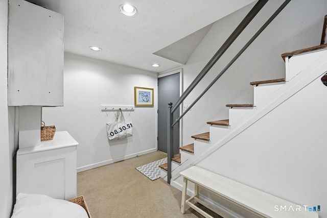2 Higate Lane, Simsbury, CT 06070