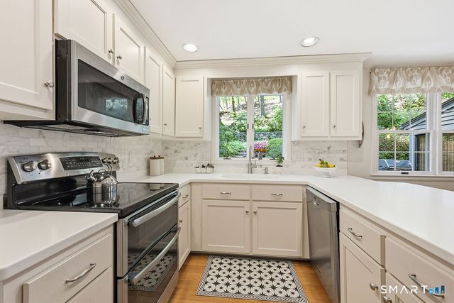 2 Higate Lane, Simsbury, CT 06070