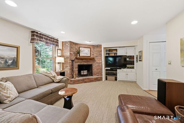 2 Higate Lane, Simsbury, CT 06070
