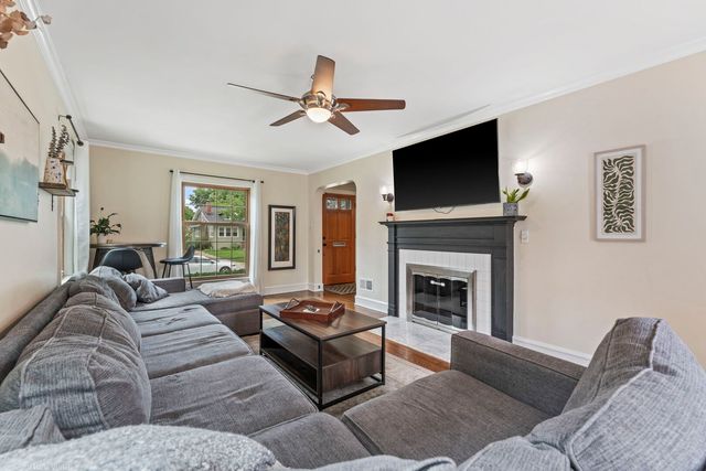 759 Laurel Avenue, Des Plaines, IL 60016
