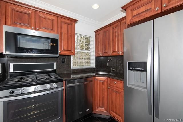 11 Pickwick Lane 11, North Babylon, NY 11703