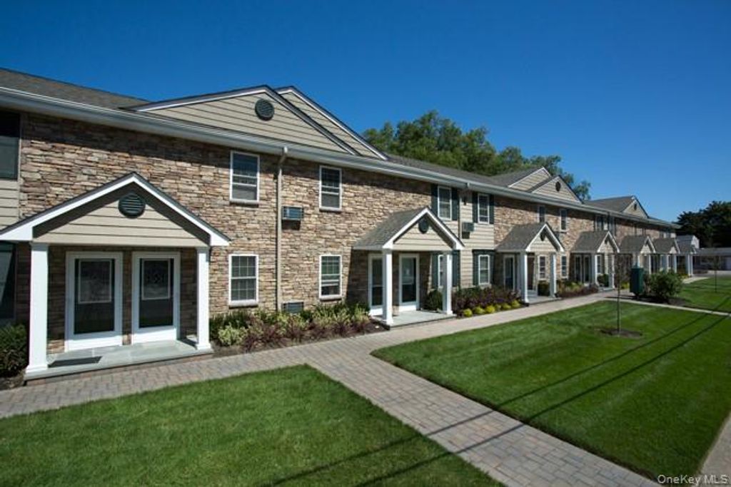 11 Pickwick Lane 11, North Babylon, NY 11703