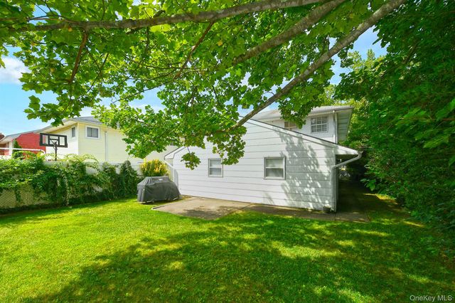 1699 Meadowbrook Road, Merrick, NY 11566