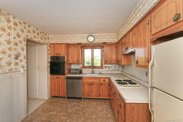 1699 Meadowbrook Road, Merrick, NY 11566
