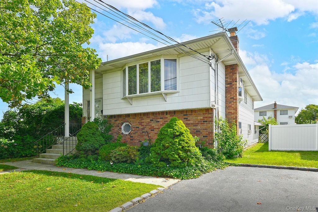 1699 Meadowbrook Road, Merrick, NY 11566