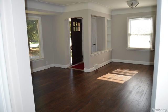 2111 Rochester Road, Royal Oak, MI 48073