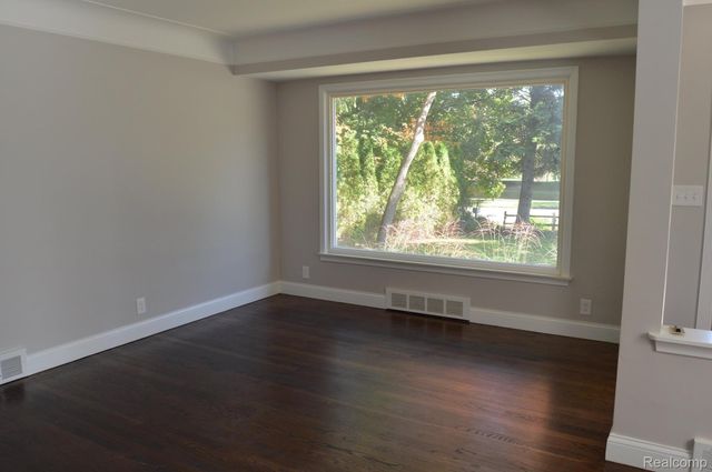 2111 Rochester Road, Royal Oak, MI 48073