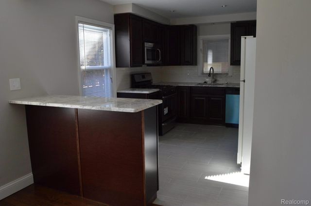 2111 Rochester Road, Royal Oak, MI 48073
