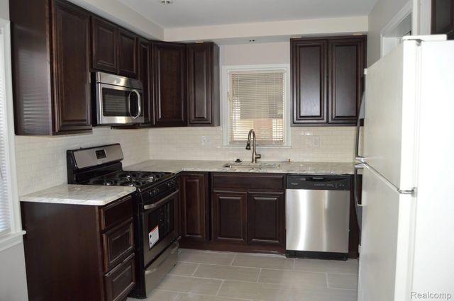 2111 Rochester Road, Royal Oak, MI 48073