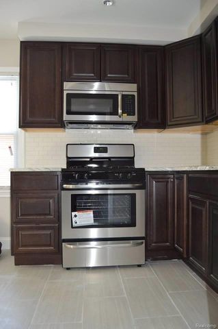 2111 Rochester Road, Royal Oak, MI 48073