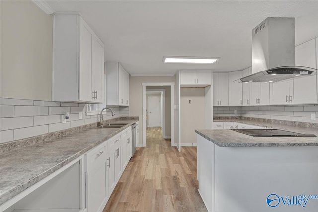 50 Lakeshore Drive, Laceys Spring, AL 35754